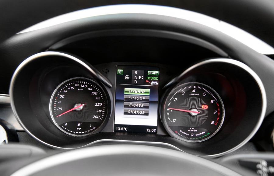 Панель приборов Mercedes-Benz C350 e Avantgarde Line 2016 года  (AU) (фото 8 из 11)